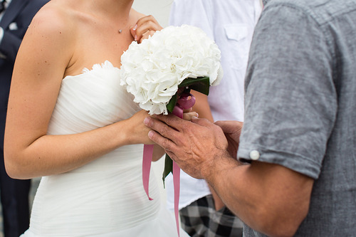 mains bouquet de la marie photographe de mariage bordeaux