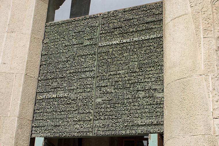 au dessus de la porte de la Sagrada Fam�lia