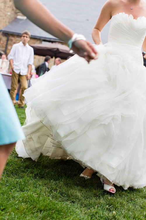 détail robe de la mariée qui court, photographe de mariage bordeaux