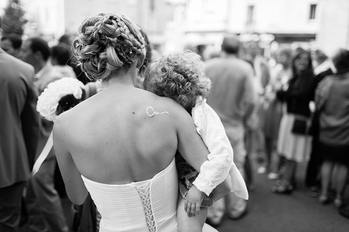 dos de la marie, sortie de l'glise photographe de mariage bordeaux