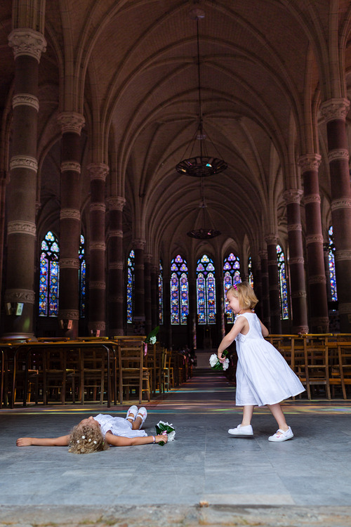 petites filles qui jouent à l'entrée de l'église photographe de mariage bordeaux