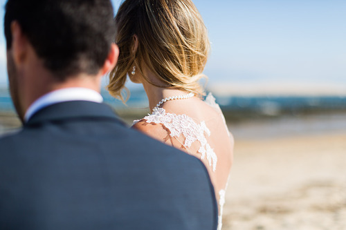 photo mariage banc de sable mimbeau cap ferret - maris de dos